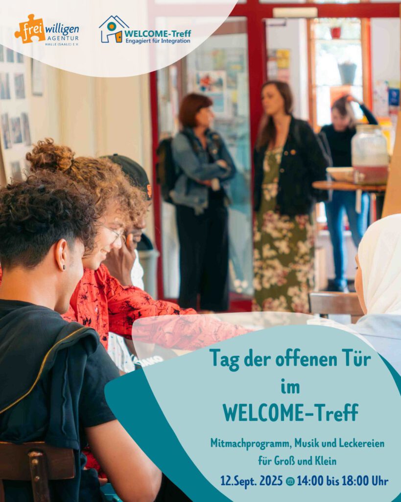 Mensche in einem Raum unterhalten sich in kleinen Gruppen. In einem Textfeld steht "Tag der offenen Tür im WELCOME-Treff, Mitmachprogramm, Musik und Leckereien für Groß und Klein. 12.09.2025, 14-18 Uhr"