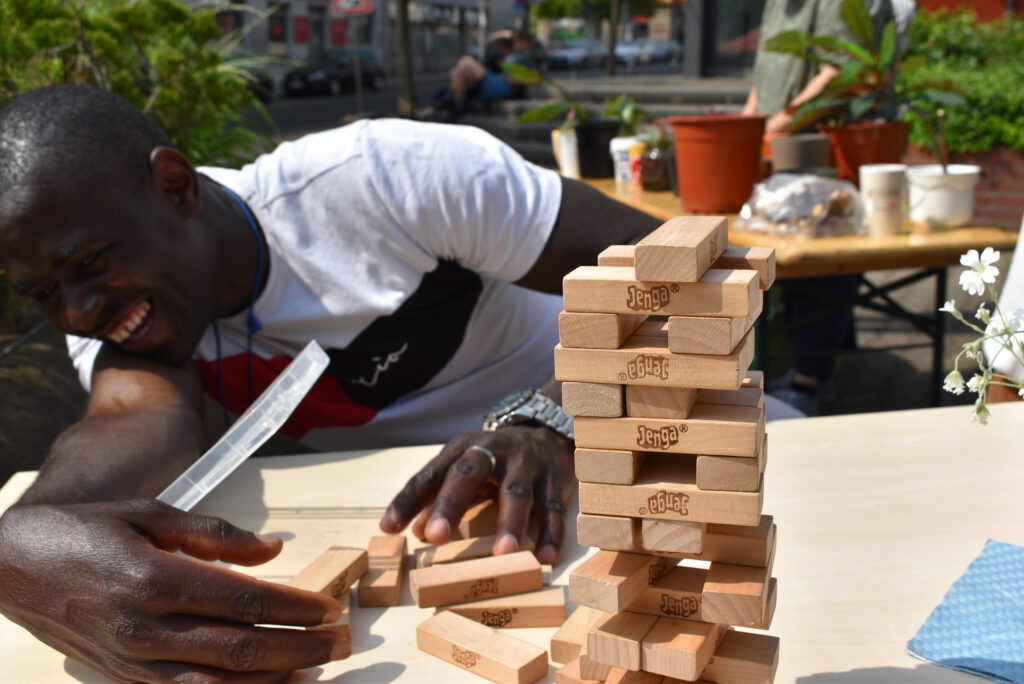 Ein Mensch spielt ein Spiel und lacht