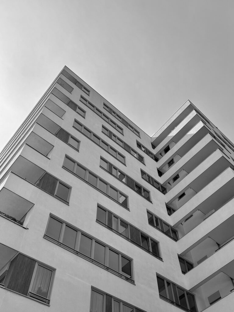 Die Fassade eines Hochhauses von unten.